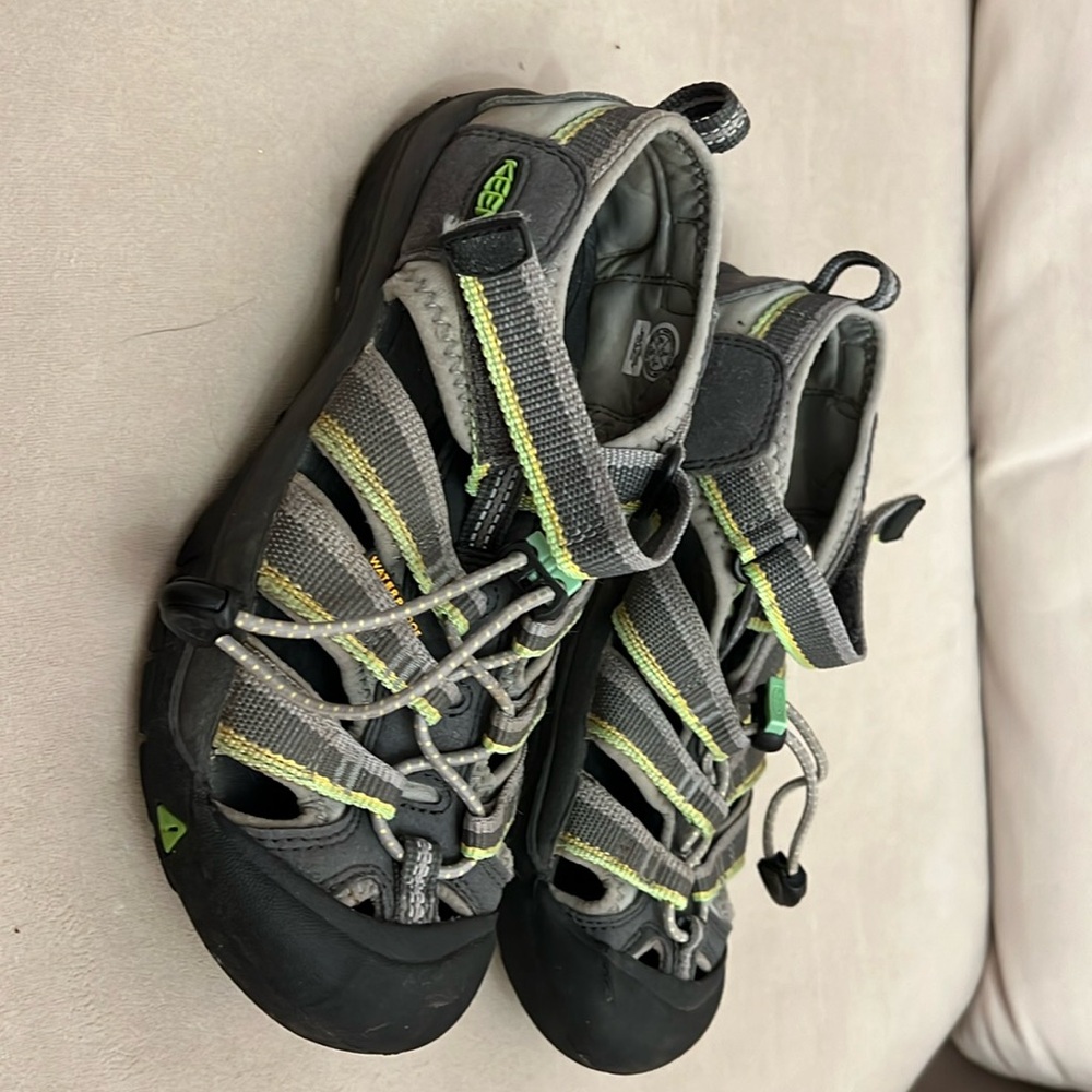 Keen Waterproof sandal grey/green size 3 youth